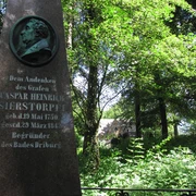 Mausoleum und Obelisk auf dem Rosenberg Das Andenken des Grafen Casper Heinrich von Sierstorpff.