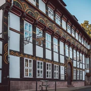 StadtMuseum Einbeck Großes Fachwerkhaus im Sonnenschein