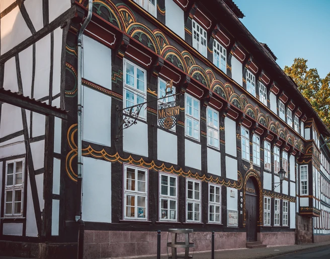 StadtMuseum Einbeck Großes Fachwerkhaus im Sonnenschein