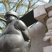 Zigarrenmacherdenkmal Denkmal eines Zigarrenmachers mit Kappe und Zigarre im Mund, skulptural detailreich gestaltet.