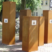 Stelen Partnerstädte Sechs hohe, rostfarbene Stelen im Freien repräsentieren die Städtepartnerschaften von Celle.