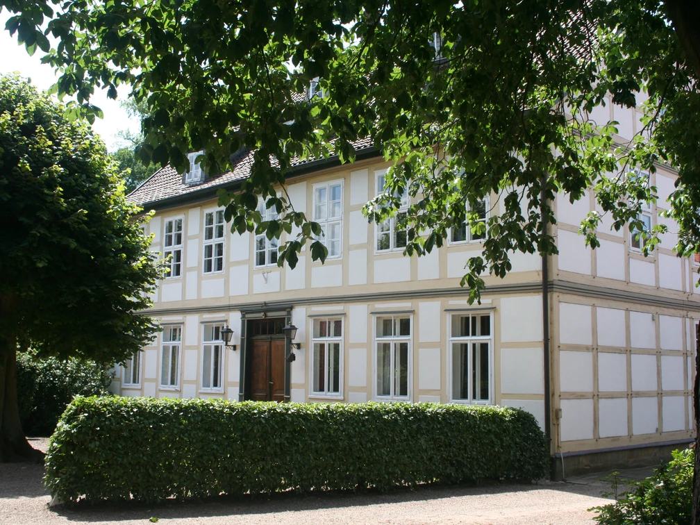 Anwesen der Grafen von Hardenberg Fachwerkgebäude des Grafen von Hardenberg umgeben von üppigem Grün und alten Bäumen.