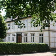 Anwesen der Grafen von Hardenberg Fachwerkgebäude des Grafen von Hardenberg umgeben von üppigem Grün und alten Bäumen.