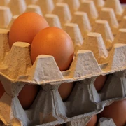 Eier  Braune Eier liegen in grauen Pappkartons gestapelt, bereit zum Verkauf oder zur Verwendung.