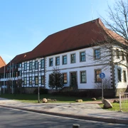 Das historische Rathaus Rehburg-Loccum präsentiert sich mit markantem Fachwerk und roten Dachziegeln.
