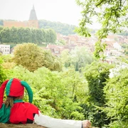 Eulenspiegel mit Blick auf die Altstadt Eulenspiegel blickt auf die Möllner Altstadt