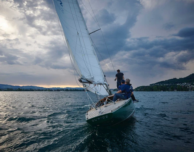 segelschule-thunersee-gaeste-segeln-segelschiff-abendstimmung.jpg