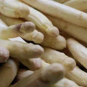 Nienburger Spargel Frischer Nienburger Spargel in Nahaufnahme, mit deutlicher Struktur und natürlicher Farbe.