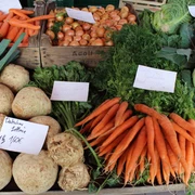 Gemüse Verschiedene frische Gemüsesorten, darunter Karotten, Sellerie und Zwiebeln, liegen einladend auf einem Marktstand.