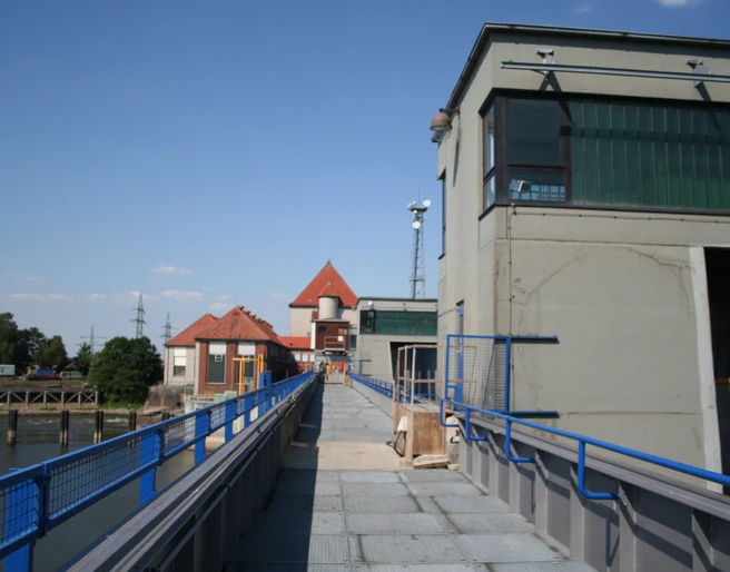 Staustufe Dörverden Staustufe Dörverden: Beton- und Metallstrukturen mit markanten roten Dächern bei klarem Himmel.