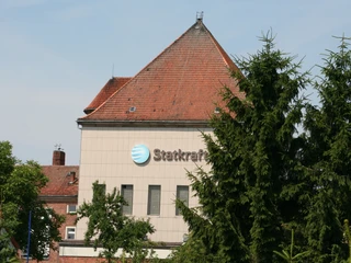 Statkraftwerk Dörverden Das Statkraftwerk Dörverden mit rotem Ziegeldach eingebettet zwischen grünen Bäumen im Vordergrund.