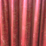 Roter Theatervorhang aus Samt, in Falten gelegt, vermittelt Eleganz und Vorfreude auf die Aufführung.