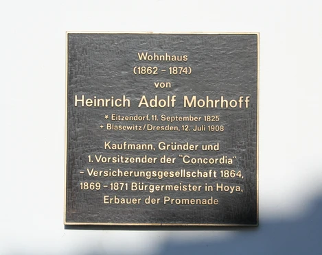 Schild am Mohrhoff-Haus Gedenktafel für Heinrich Adolf Mohrhoff am Wohnhaus, Würdigung seiner Verdienste als Kaufmann.