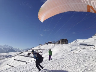 Gleitschirmfliegen im Winter in der Aletsch Arena  Gleitschirmfliegen im Winter in der Aletsch Arena