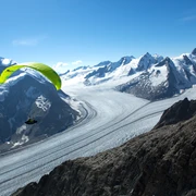 Flugschule Flug-Taxi Gleitschirmflieger über dem Grossen Aletschgletscher