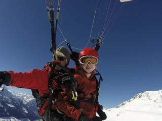 Flugschule Flug-Taxi Tandem Gleitschirmflug im Winter mit Kind