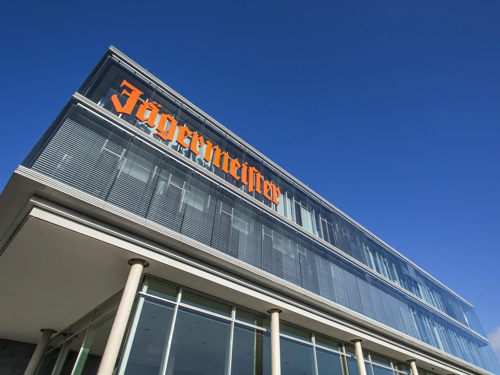 Jägermeister Wolfenbüttel Modernes Glasgebäude der Firma Jägermeister unter blauem Himmel