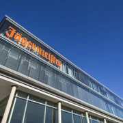 Jägermeister Wolfenbüttel Modernes Glasgebäude der Firma Jägermeister unter blauem Himmel