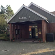 Rathaus Heemsen Historisches Backsteingebäude mit schrägem Dach und Arkaden, bekannt als Rathaus Heemsen.