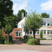 Rathaus Liebenau Modernes Rathausgebäude in Liebenau mit hellem Mauerwerk und gepflegten Grünanlagen.