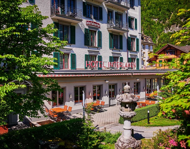 restaurant-taverne-hotel-interlaken-aussen-terrasse-sommer-baeume.jpg