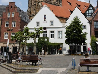 Der Marktplatz in Rheine Historische Gebäude mit Fachwerk und roten Dächern umgeben den lebhaften Rheiner Marktplatz.
