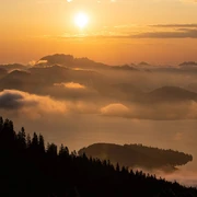 Sonnenaugang über den Simetsberg mit Blick auf den Walchensee WALLGAU, DEUTSCHLAND, 07.06.2019: Fotoproduktion Titelbild Gastgeberverzeichnis 2020, Alpenwelt Karwendel, Wanderinnen auf dem Simetsberg
bei Wallgau.
Foto: Philipp Guelland