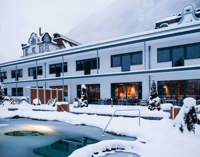 carlton-europe-gebaeude-pool-winter.jpg