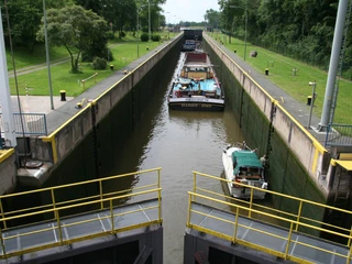 Schleuse Landesbergen Blick von oben auf die Schleuse Landesbergen mit zwei Booten: ein Frachter und ein kleineres Boot.