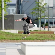 Skate Plaza KAP686 Ein Skateboarder führt im modernen Stadtraum am Rheinauhafen einen Sprung in der Luft aus.A skateboarder performs a jump in the air in the modern urban space at Rheinauhafen.
