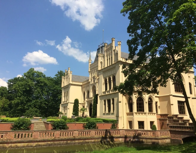 Schloss Evenburg Das Bild zeigt die Außenansicht von der Schloss Evenburg
