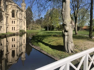Das Bild zeigt den Park der Schloss Evenburg