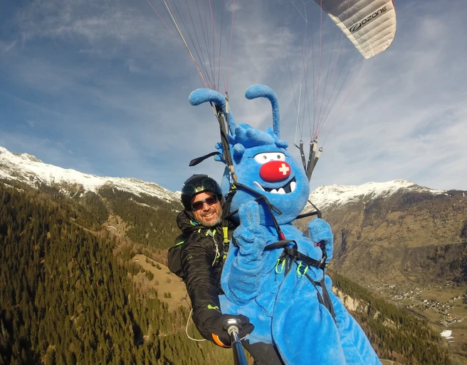 Gletschi beim Gleitschirmfliegen Gletschi beim Gleitschirmfliegen