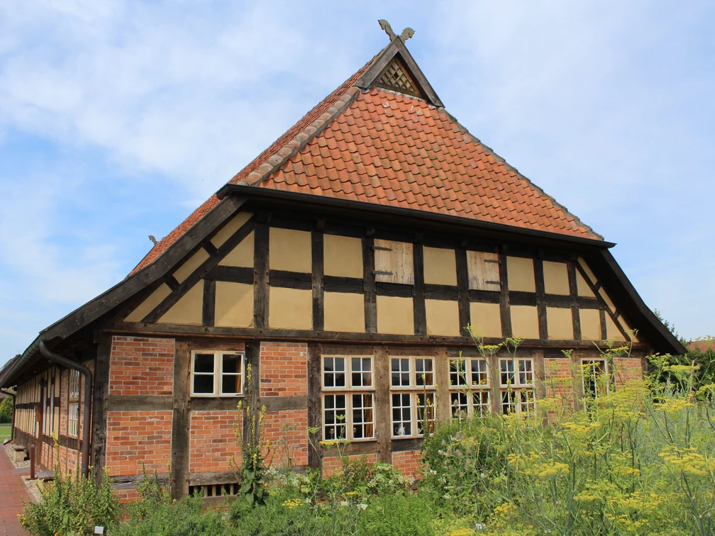 Dörverden Ehmken Hoff  Fachwerkhaus in Dörverden mit roten Ziegeln, Sprossenfenstern und einem steilen Satteldach.