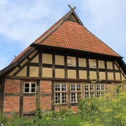 Dörverden Ehmken Hoff  Fachwerkhaus in Dörverden mit roten Ziegeln, Sprossenfenstern und einem steilen Satteldach.