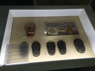 Nienburger Bärentatzen Eine beleuchtete Vitrine zeigt fünf Backformen für Nienburger Bärentatzen, eine traditionelle Süßspeise.