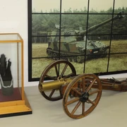 Militärhistorische Ausstellung Eine alte Kanone und moderne Panzerartillerie in einer militärhistorischen Ausstellung.