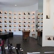 Trippen Stilvolles Schuhgeschäft im Belgischen Viertel Köln, präsentiert moderne Stiefel und Schuhe.Stylish shoe store in the Belgian Quarter of Cologne, presenting modern boots and shoes.