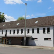 Zweistöckiges Gebäude mit Satteldach und vielen Fenstern in Nienburg, genutzt als Kulturstätte.