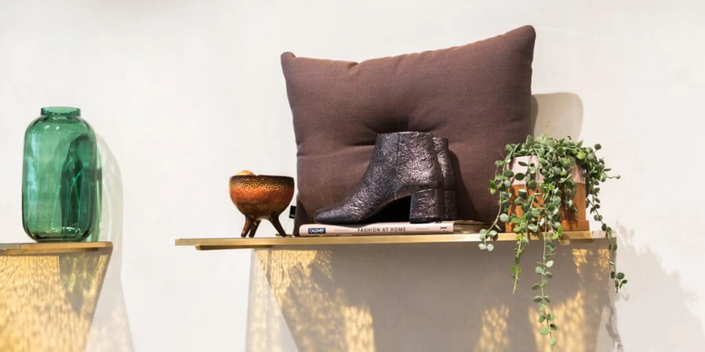 No59 Conceptstore Cologne Eine stilvolle Holzablage mit Dekor.A stylish wooden shelf with decor.