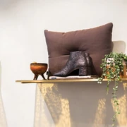 No59 Conceptstore Cologne Eine stilvolle Holzablage mit Dekor.A stylish wooden shelf with decor.