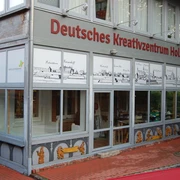 Das Deutsche Kreativzentrum Holz präsentiert moderne Architektur mit großen Fenstern und stilvollen Details.