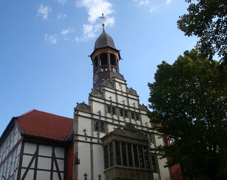 Rathaus Nienburg Historisches Gebäude in Nienburg mit markantem Turm und verziertem Fachwerk im Vordergrund.