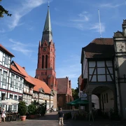 Pfarrkirche St. Martin Nienburg Pfarrkirche St. Martin Nienburg erhebt sich majestätisch mit ihrem markanten roten Turm im Stadtzentrum.