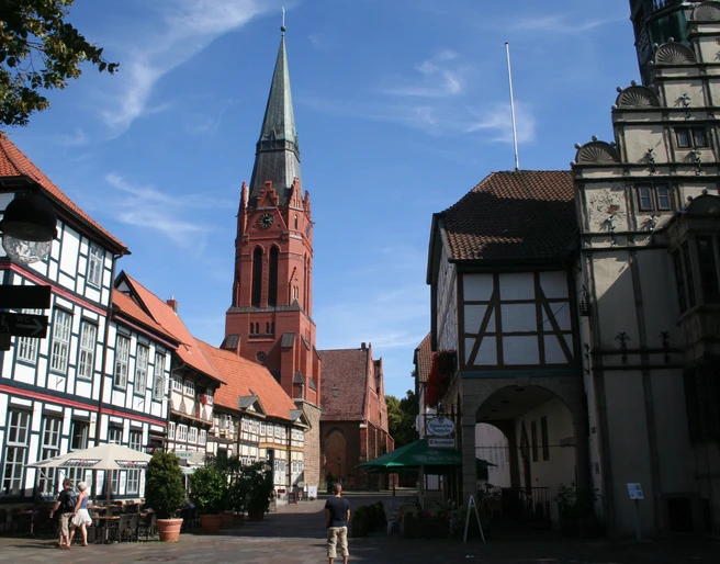 Pfarrkirche St. Martin Nienburg Pfarrkirche St. Martin Nienburg erhebt sich majestätisch mit ihrem markanten roten Turm im Stadtzentrum.