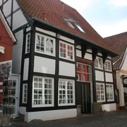 Traufenhaus Weserstraße Nienburg Ein traditionelles Fachwerkhaus mit weißer Fassade und schwarzem Gebälk in der Weserstraße Nienburg.