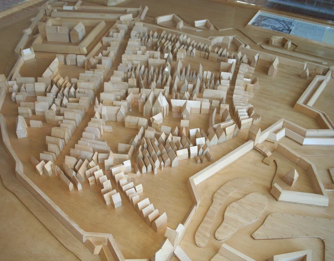 Holzmodell zeigt detailgetreu die Stadtstruktur von Nienburg aus der Vogelperspektive.