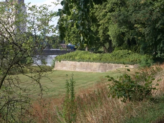Bastion Christian Ludwig Mauer der Bastion Christian Ludwig in einer grünen Parklandschaft am Ufer eines Flusses.