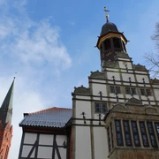 Rathausgiebel in Nienburg mit markantem Turm und historischen Verzierungen, Himmel im Hintergrund.