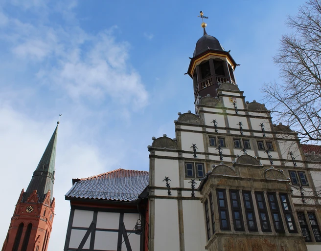 Rathausgiebel in Nienburg mit markantem Turm und historischen Verzierungen, Himmel im Hintergrund.